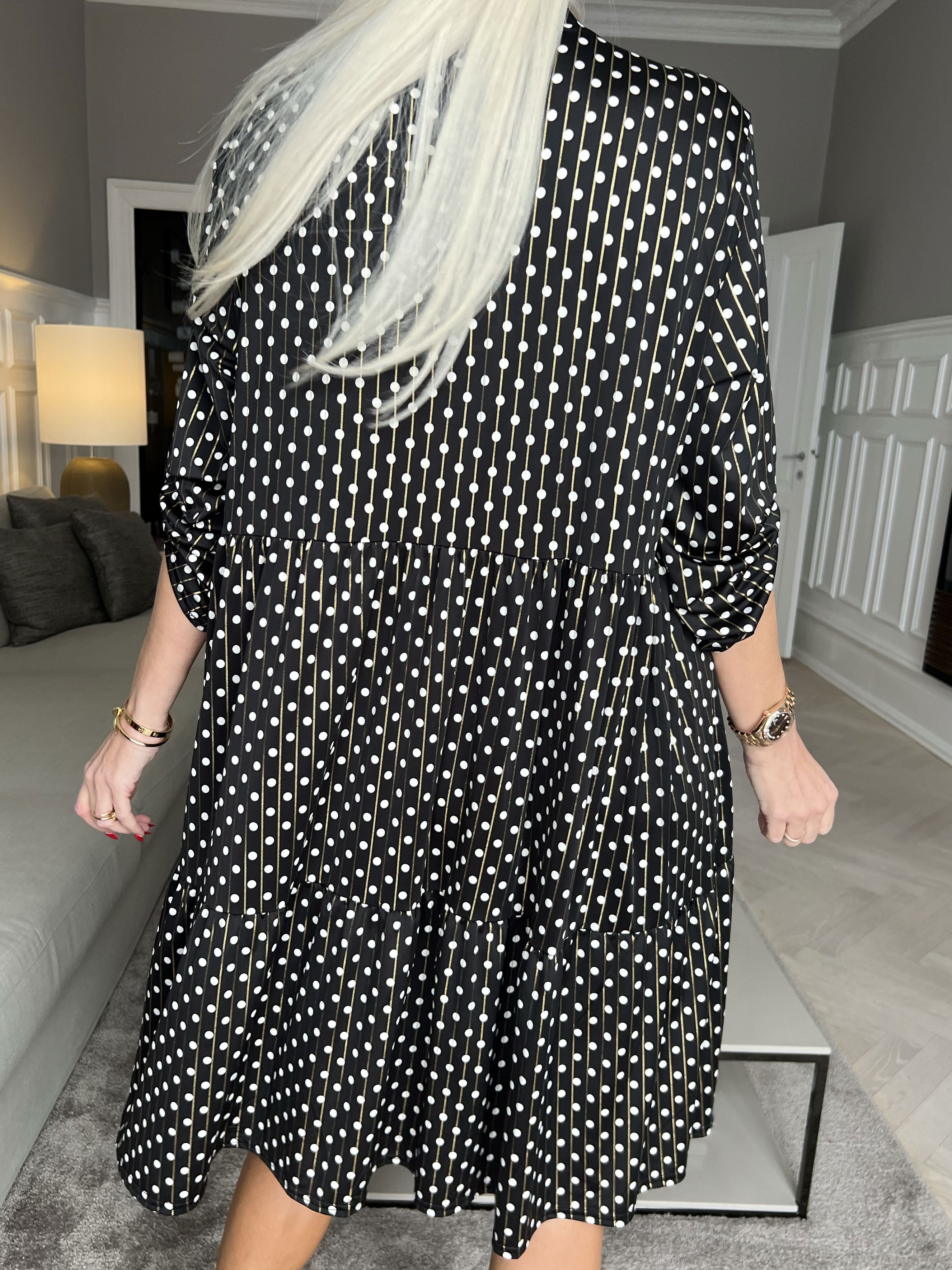 Milano Dot Midi - Kjole med prikker og lag på lag look